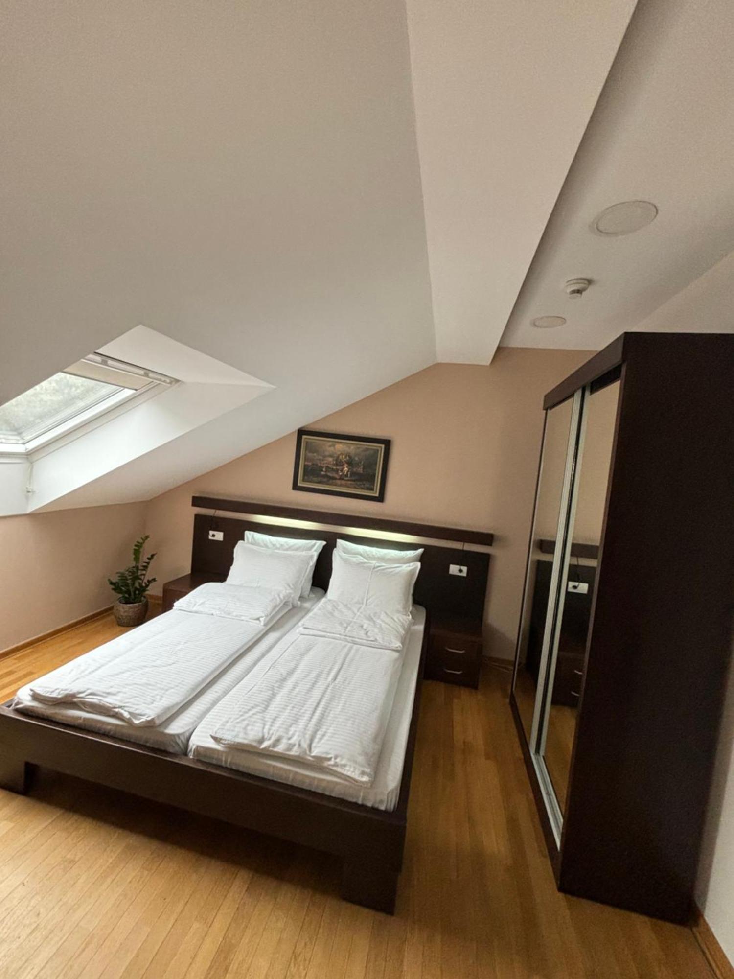 مبيت وإفطار سريمسكا ميتروفيكا Atrium المظهر الخارجي الصورة